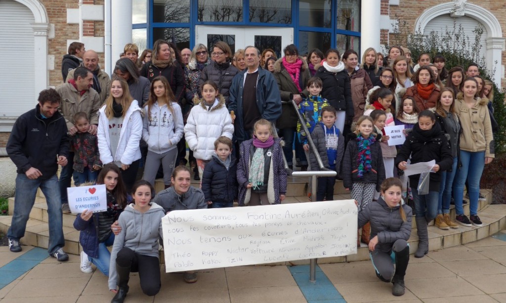 manif mairie FT ecuries andernos