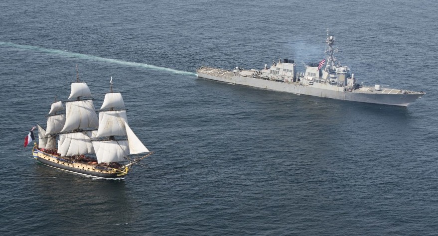 L'Hermione et l'USS Mitscher. Photo Rivacom
