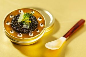 Boite de caviar d’Aquitaine Anguille fumée, citron jaune, croquant de concombre, crème acidulée