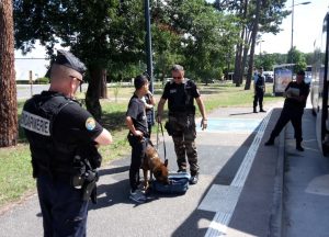 controle gendarme et chien