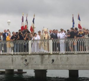 defile fete de la mer gros plan eveque