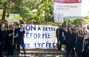 manif lycee andernos groupe et panneau central. 2