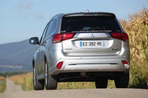 mitsubishi outlander arriere verges sur la route