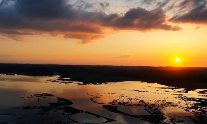 Vidéo aérienne zen de coucher du soleil sur le port d’Arès