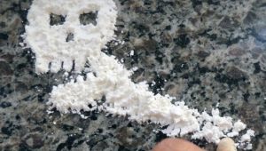 ligne de cocaine tete de mort